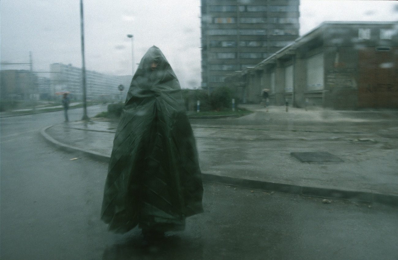 Sniper Alley under the rain. Sarajevo, October 1993. © Alexandra Boulat / Association Pierre & Alexandra Boulat