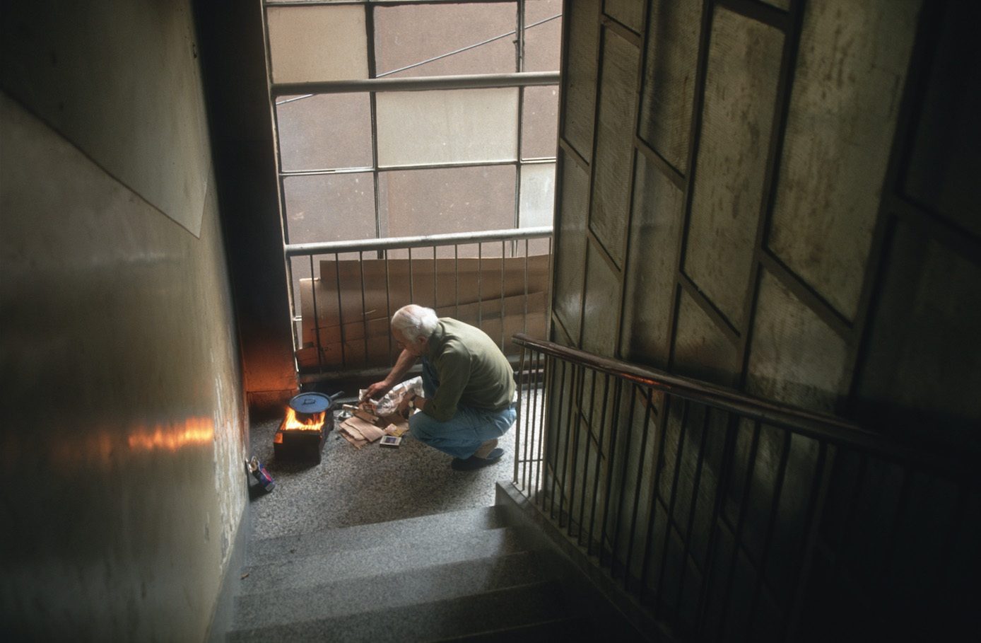 Demirovic family. The father cooks coffee in his apartment building stairs. Sarajevo, October 1993. © Alexandra Boulat / Association Pierre & Alexandra Boulat