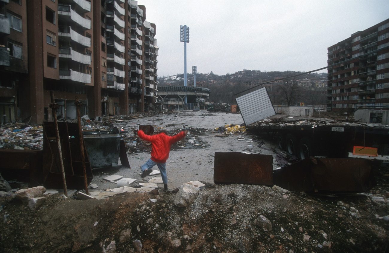 Grbavica, a child runs over the rubbles. Sarajevo, March 1996. © Alexandra Boulat / Association Pierre & Alexandra Boulat