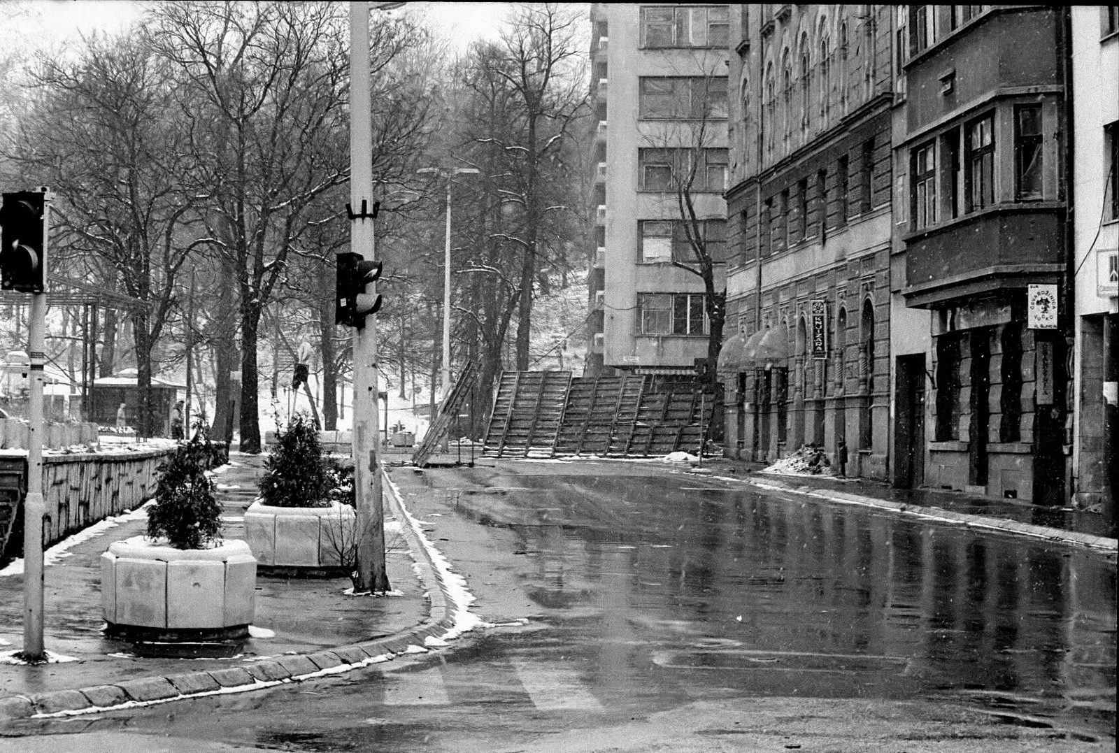 Sniper screens give protection at the intersection.