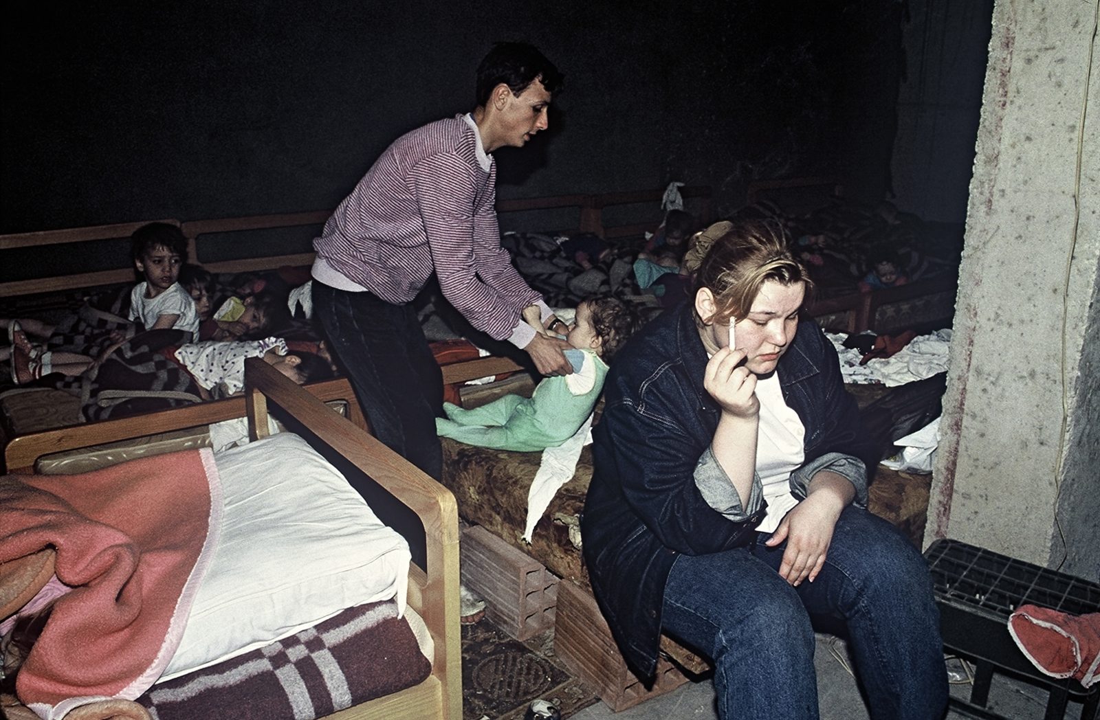 After heavy fighting around the airport, the children and caregivers spend the night in a shelter furnished with beds. In the foreground is the supervisor Illjana. Bosnia and Herzegovina, Sarajevo 01.08.1992