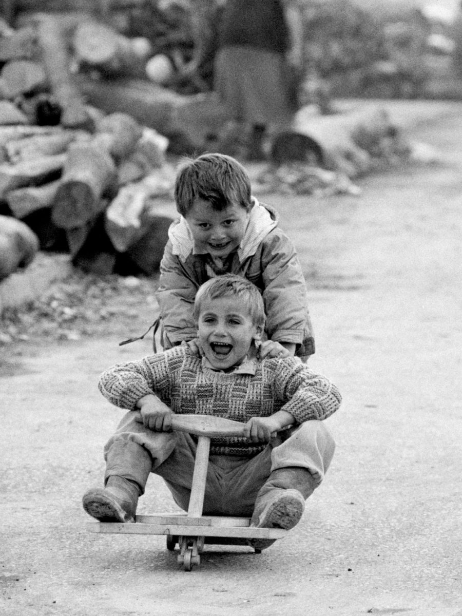 Children playing in Gorazde, 11 November 1995.