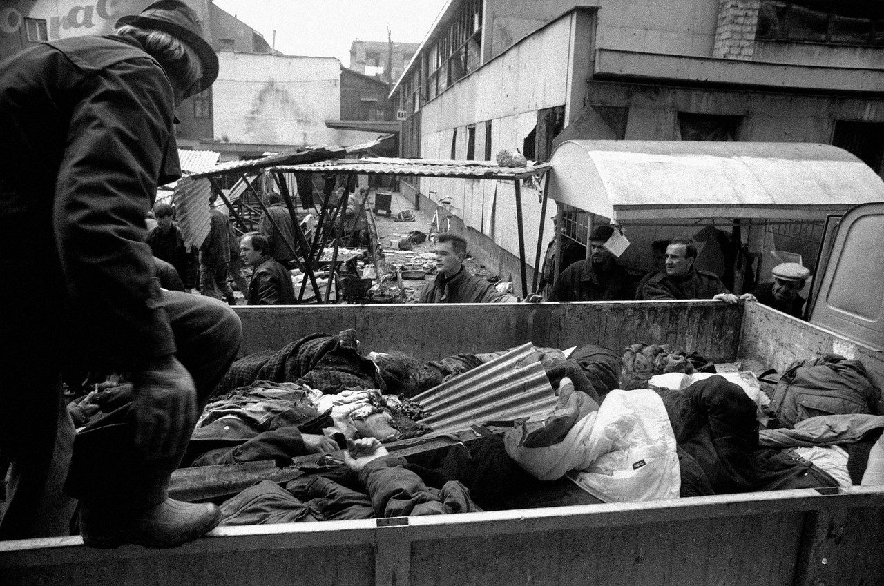 1994 ; February 5 ,Sarajevo,Bosnia : The dead are loaded into a lorry after a single bosnian serb 120 milimeter mortar shell landed in the center of the crowded Markale marketplace in the center of Sarajevo,killing 68 and wounding 144.It was the worst dead toll from a single shell and later became know as the Markale massacre.
