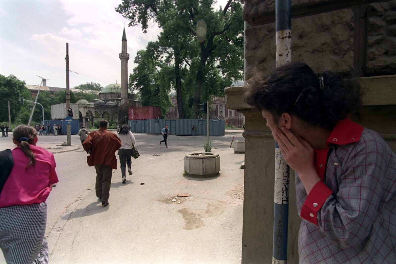 Locals flee for cover as sniper fire is heard in the Alipašina intersection in Sarajevo, Bosnia and Hercegovina, 06 June 1995.