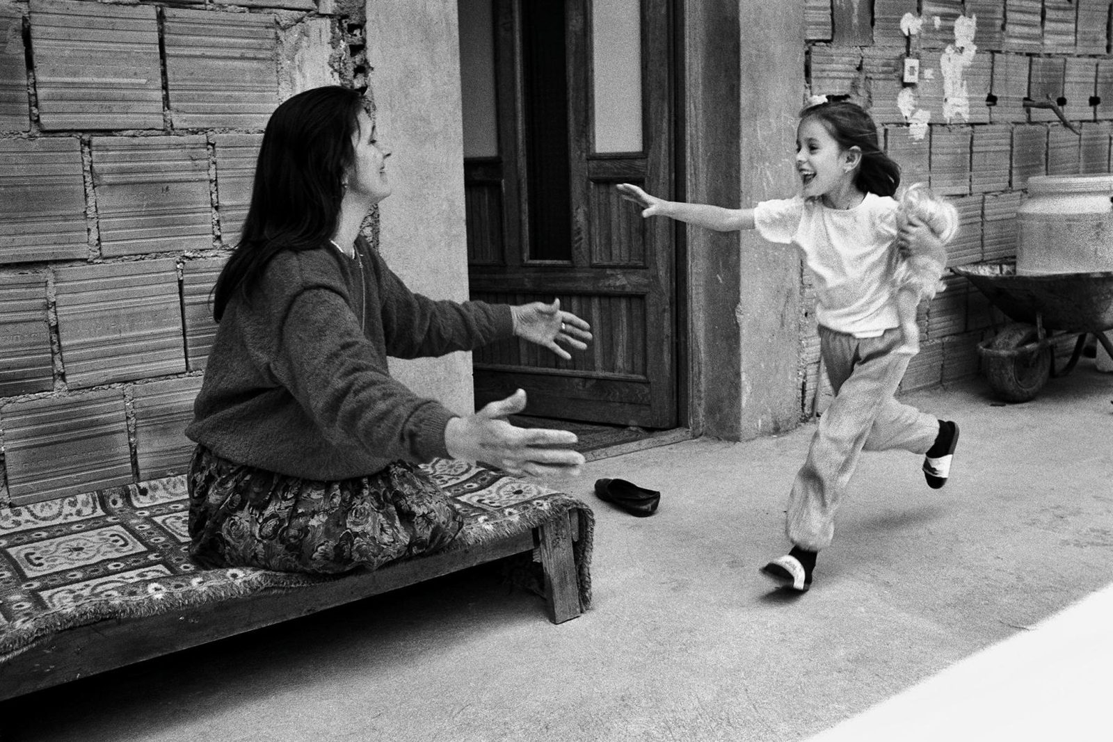 Amputee Sedija Katica, who lost both legs after being hit by a tank shell, plays with her 5 year old daughter, Amra, near the frontline in Sarajevo, 1994. During the 47 months between the spring of 1992 and February 1996, the people of Sarajevo endured the longest siege Europe has witnessed since the end of the Second World War. More than 10,600 people were killed with a further 56,000 wounded or maimed. (Photo By Tom Stoddart/Reportage by Getty Images)