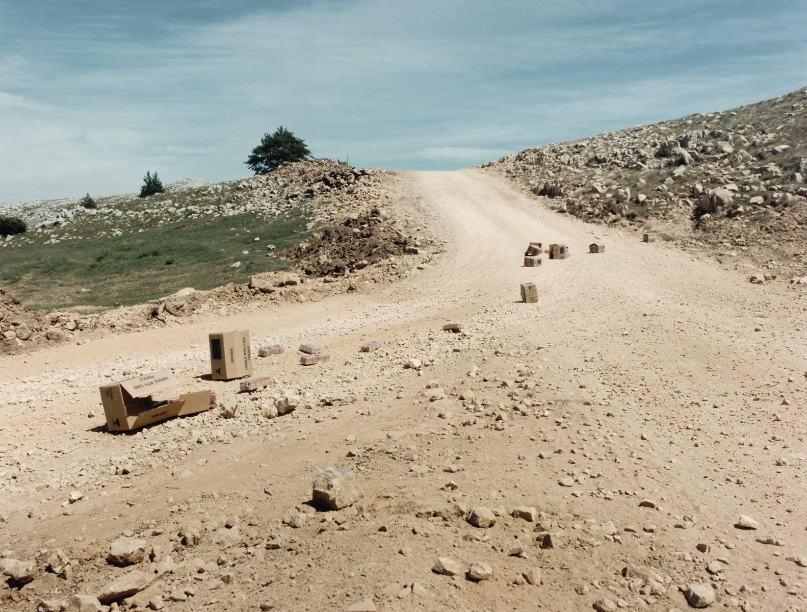 Verlorengegangene Hilfsgüter, bei Prozor, Ost-Mostar, Mai 1993, Bosnien-Herzegowina# lost humanitarian goods, near Prozor, East Mostar, May 1993, Bosnia-Herzegovina