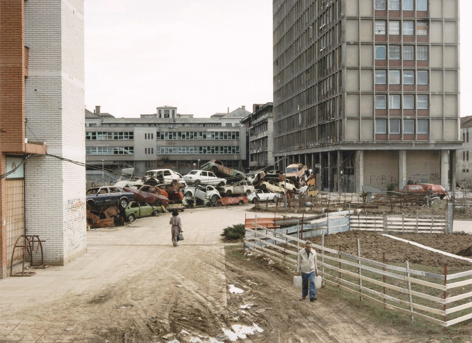 Barrikade zum Schutz gegen Scharfschützen, Sarajevo, März 1994, Bosnien-Herzegowina# Barricade to protect against snipers, Sarajevo, March 1994, Bosnia-Herzegovina