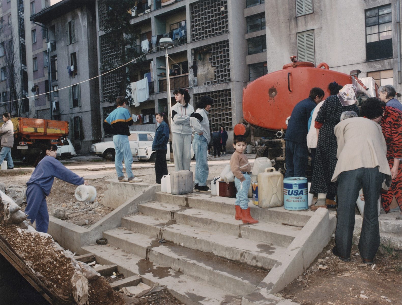 beim Wasserholen, Ost-Mostar, Januar 1994, Bosnien-Herzegowina# getting water, East Mostar, January 1994, Bosnia-Herzegovina
