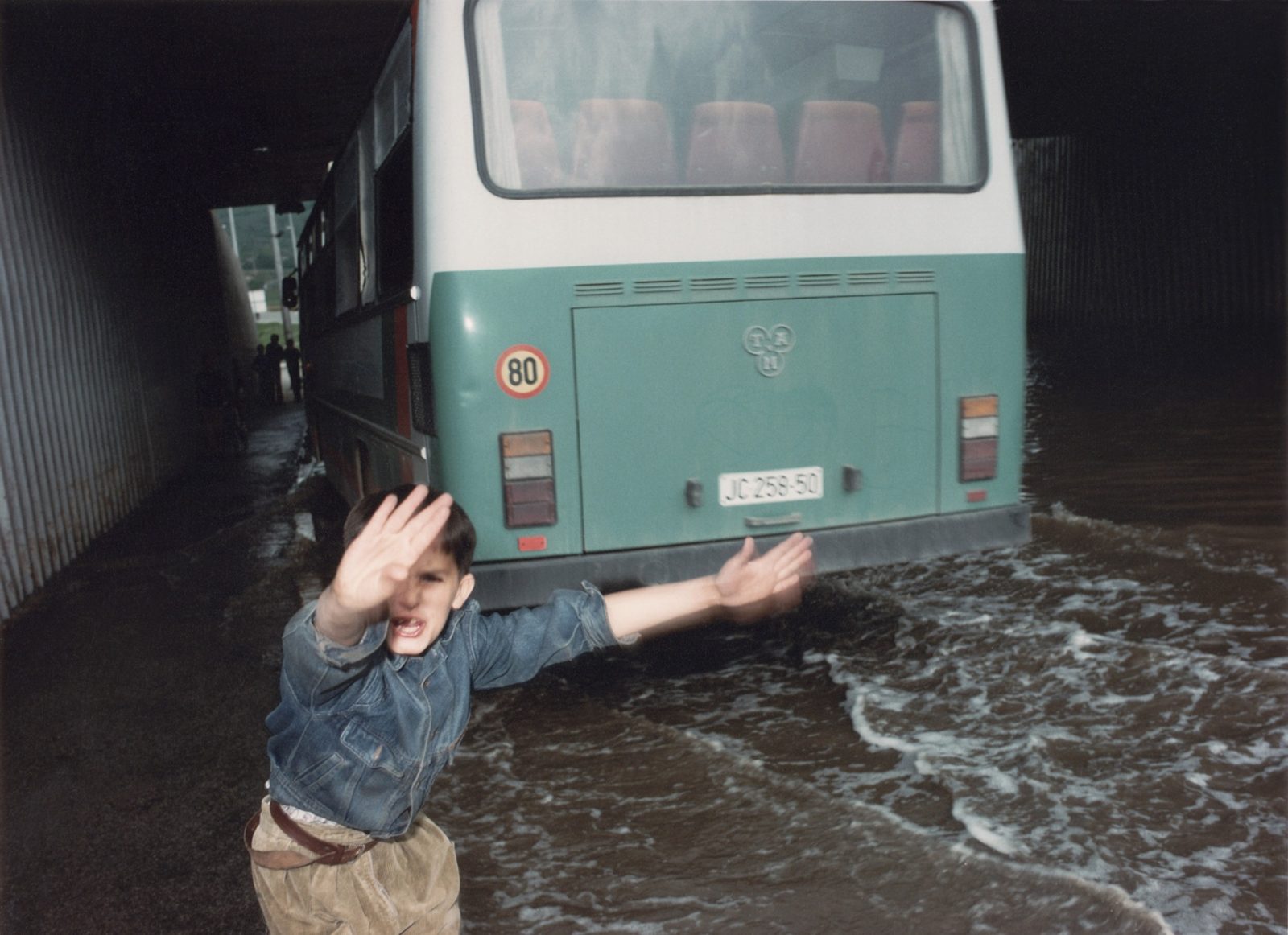Junge warnt Passanten nach einem Granatangriff Zenica, April 1993, Bosnien-Herzegowina# A boy warning passers - by after a grenade attack, Zenica, April 1993, Bosnia-Herzegovina