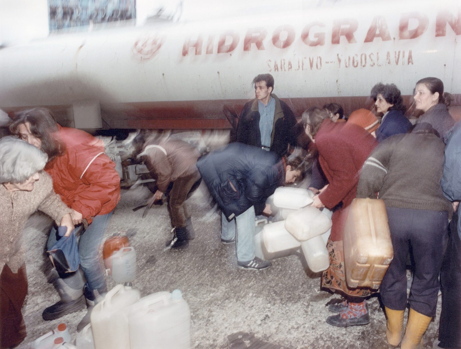 Wasser holende Menschen werden von einem Scharfschützen unter Feuer genommen, Sarajevo, Januar 1994, Bosnien-Herzegowina# People getting water are shot at by snipers, Sarajevo, January 1994, Bosnia-Herzegovina
