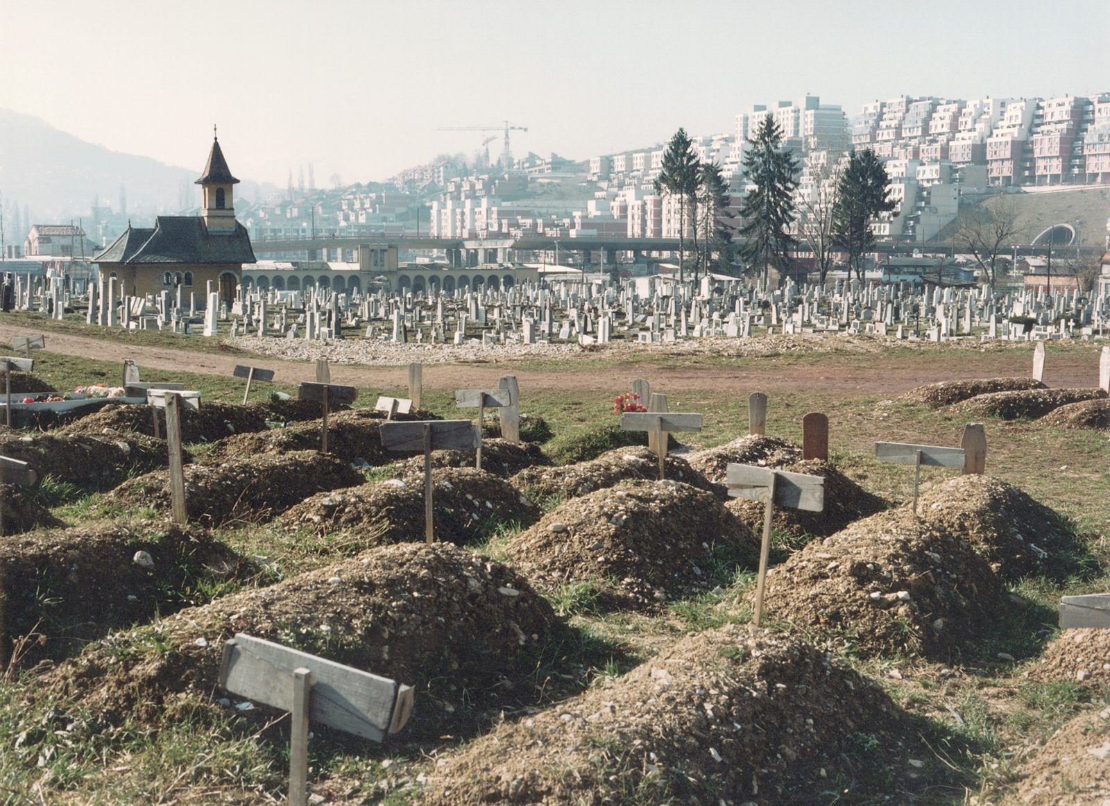 Friedhof am Olympia-Stadion Sarajevo, März 1994, Bosnien-Herzegowina# Cemetery at the Olympic Stadion, Sarajevo, March 1994, Bosnia-Herzegovina