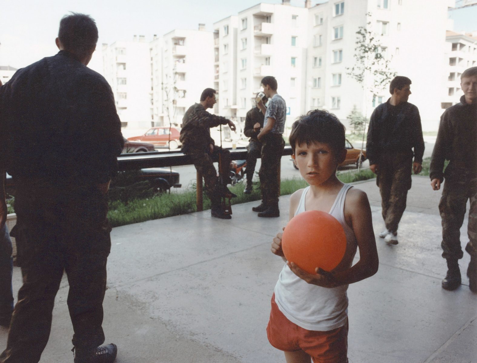 Junge und Milizionäre, Vitez, Mai 1994, Bosnien-Herzegowina# Boy and Militiamen, Vitez, May 1994, Bosnia-Herzegovina