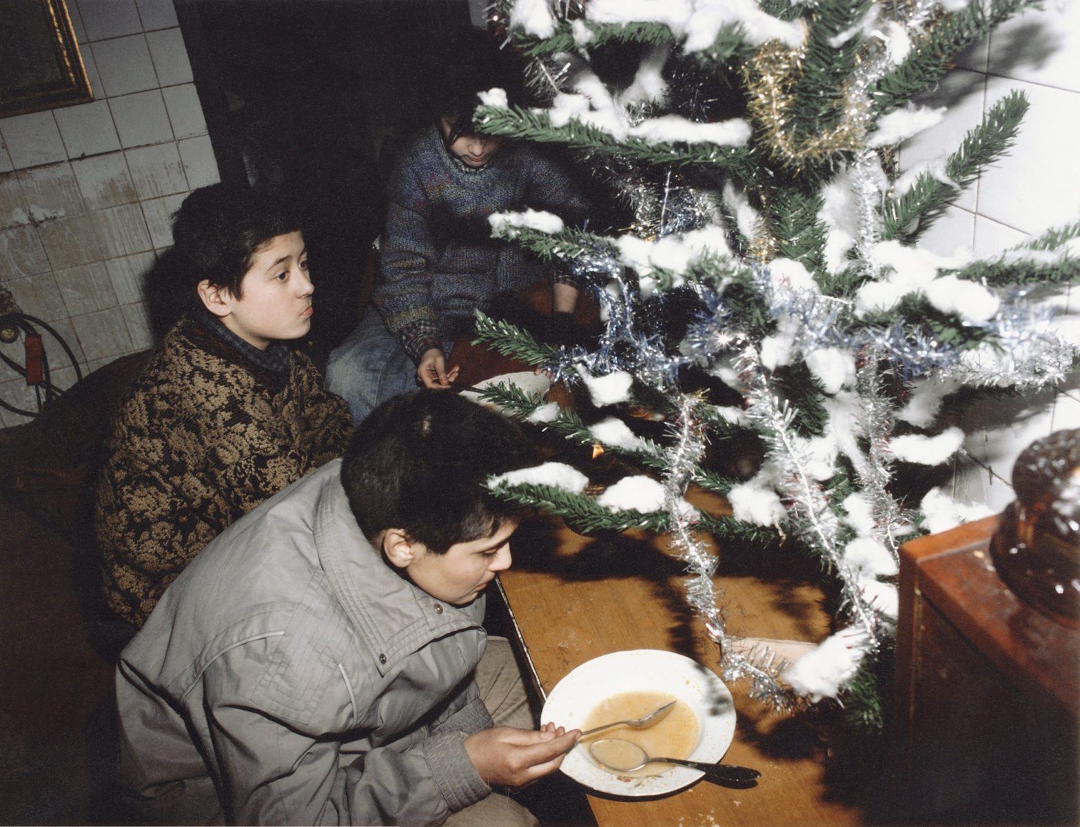 Weihnachtsessen, Ost-Mostar, Dezember 1993, Bosnien-Herzegowina# Christmas dinner, East Mostar, December 1993, Bosnia-Herzegovina