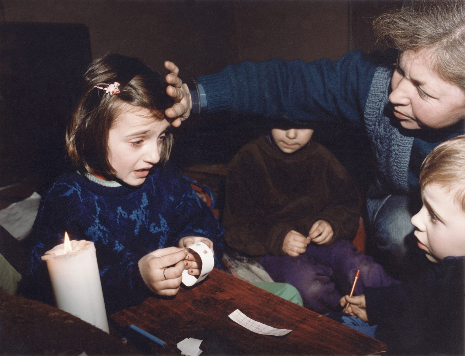 Flüchtlingsfamilie im Kellerraum, Ost-Mostar, Januar 1994, Bosnien-Herzegowina# refugee family in a cellar, East Mostar, January 1994, Bosnia-Herzegovina